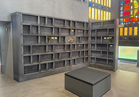 Foto Sitzbänke im Kolumbarium